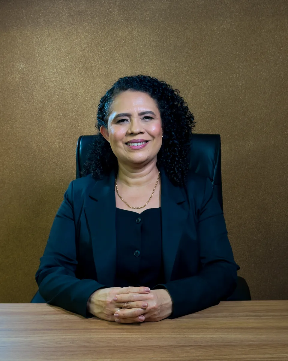 Inês Coelho sentada à mesa do escritório Inês Coelho Advocacia, em Igarapé Grande — MA